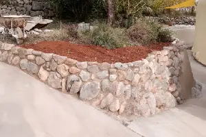 Muros de piedra seca y con mortero.