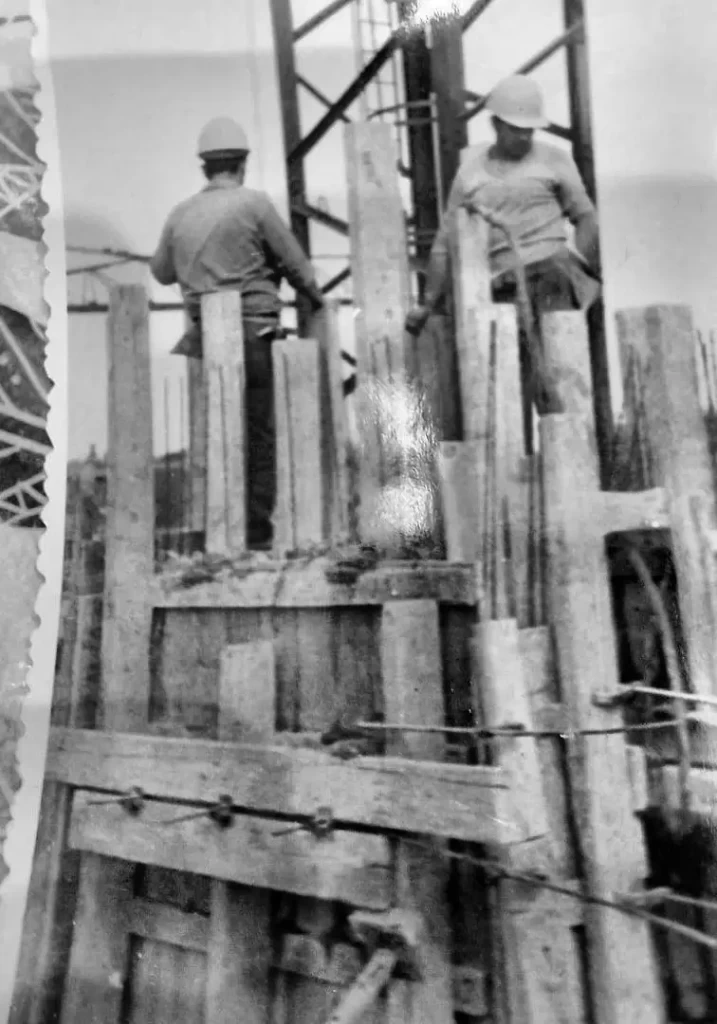 Abuelo y Padre de David trabajando en la construccion